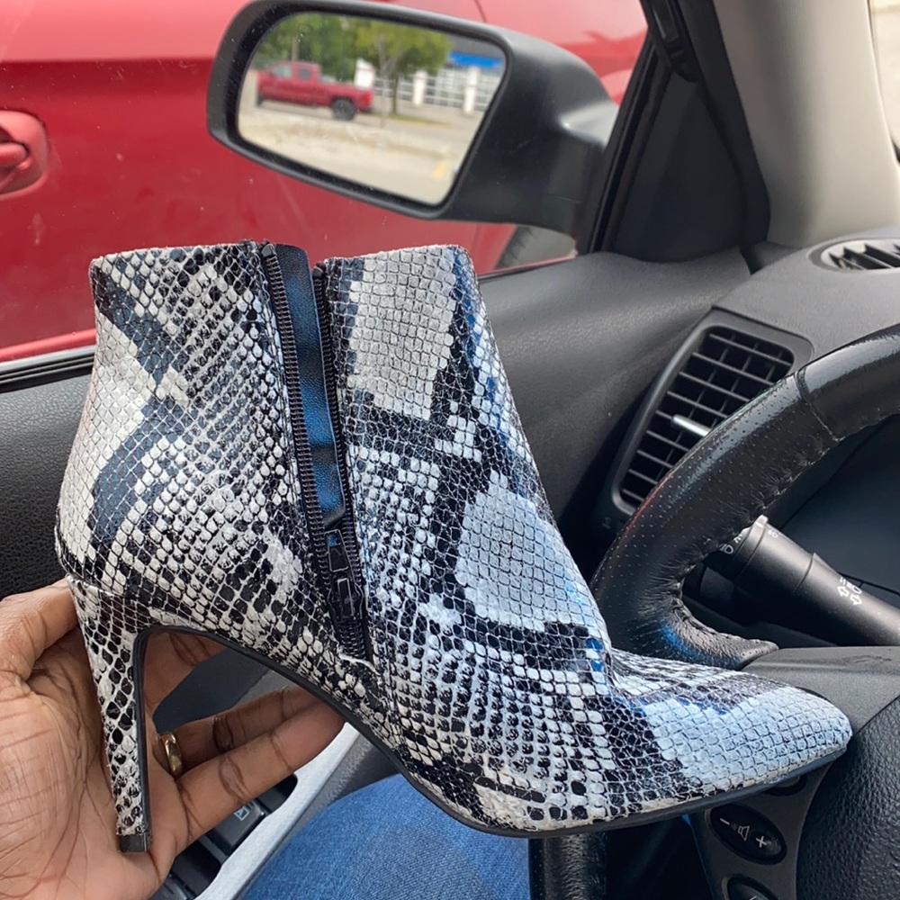 Woman shoes boots